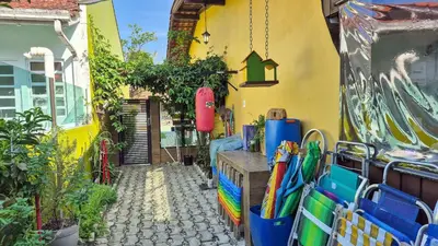 Um jardim no exterior de Casa de Hóspedes Canto dos Pássaros