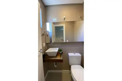 Uma casa de banho em Res. Luana