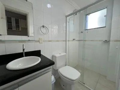 Uma casa de banho em Res Nossa Sra dos Navegantes