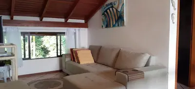 Uma área de estar em Um refúgio à Beira mar