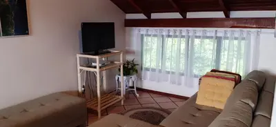 Uma área de estar em Um refúgio à Beira mar