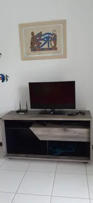 Uma televisão e/ou sistema de entretenimento em Ap 2 dorm Bombinhas