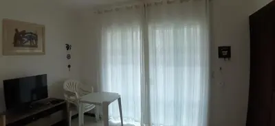 Uma televisão e/ou sistema de entretenimento em Ap 2 dorm Bombinhas