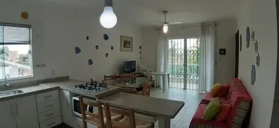 Uma televisão e/ou sistema de entretenimento em Ap 2 dorm Bombinhas