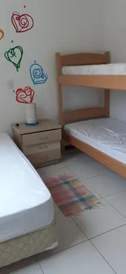 Uma cama ou camas num quarto em Ap 2 dorm Bombinhas