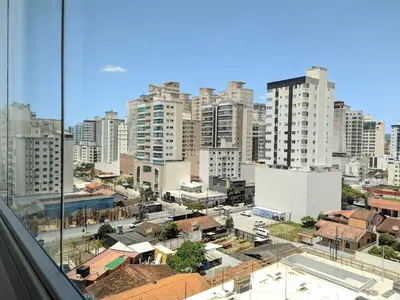 Uma vista geral de Itapema ou a vista da cidade a partir do apartamento