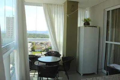Uma varanda ou terraço em Ap Sob Medida, Ar Cond, Garagem, Próx praia, Mercados e Farmácias