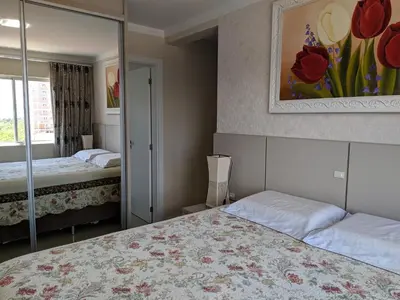 Uma cama ou camas num quarto em Ap Sob Medida, Ar Cond, Garagem, Próx praia, Mercados e Farmácias