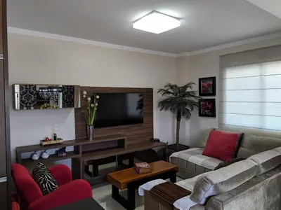 Uma televisão e/ou sistema de entretenimento em Ap Sob Medida, Ar Cond, Garagem, Próx praia, Mercados e Farmácias