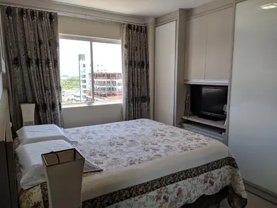 Uma cama ou camas num quarto em Ap Sob Medida, Ar Cond, Garagem, Próx praia, Mercados e Farmácias