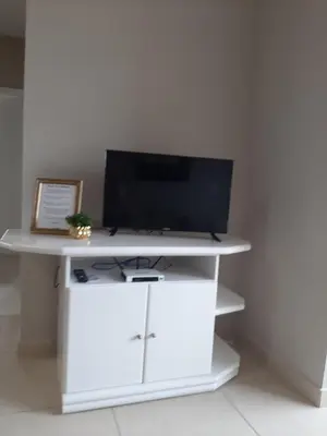 Uma televisão e/ou sistema de entretenimento em Apartamento em Tijucas próximo a praias