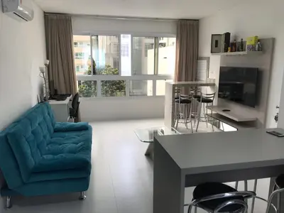 Uma televisão e/ou sistema de entretenimento em Apartamento 2 dormitórios a 300 metros do mar na Meia Praia - Itapema-sc