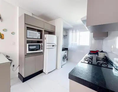 A cozinha ou kitchenette de Apartamento 2 dormitórios a 300 metros do mar na Meia Praia - Itapema-sc