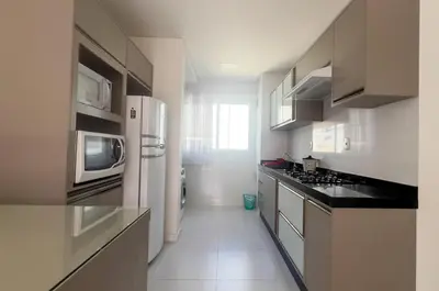 A cozinha ou kitchenette de Apartamento 2 dormitórios a 300 metros do mar na Meia Praia - Itapema-sc