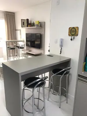 Uma televisão e/ou sistema de entretenimento em Apartamento 2 dormitórios a 300 metros do mar na Meia Praia - Itapema-sc