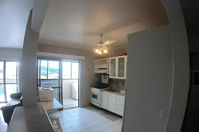 A cozinha ou kitchenette de Apartamento com VISTA para o MAR no centro de Bombinhas