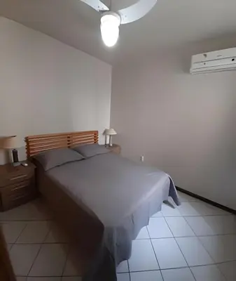 Uma cama ou camas num quarto em Apartamento com VISTA para o MAR no centro de Bombinhas