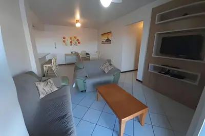 Uma televisão e/ou sistema de entretenimento em Apartamento com VISTA para o MAR no centro de Bombinhas
