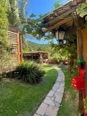 Um jardim no exterior de Solar Lisboa 100 m da Praia com vista para mar