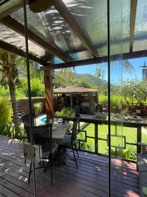 Um jardim no exterior de Solar Lisboa 100 m da Praia com vista para mar