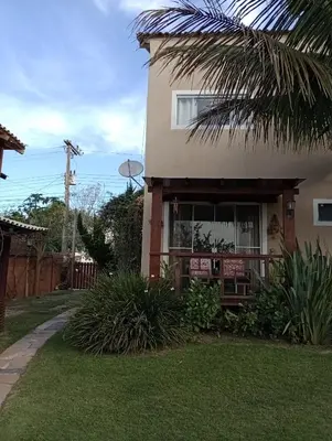 Um jardim no exterior de Solar Lisboa 100 m da Praia com vista para mar