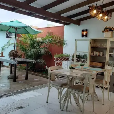 Um restaurante ou outro lugar para comer em Pérola de Bombinhas