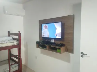 Uma televisão e/ou sistema de entretenimento em Casa com piscina