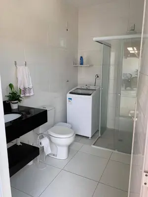 Uma casa de banho em Casa com piscina