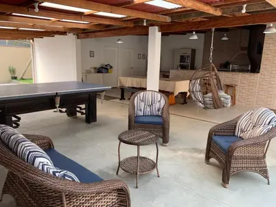 Uma área de estar em Casa com piscina