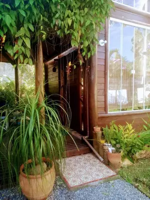 Um jardim no exterior de Casa alquiler en Bombas Bombinhas