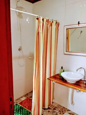 Uma casa de banho em Casa alquiler en Bombas Bombinhas