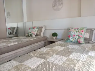 Uma cama ou camas num quarto em Mariscal 02 dormitórios, 80m do mar, com piscina
