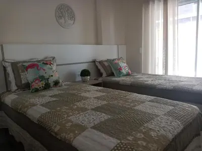 Uma cama ou camas num quarto em Mariscal 02 dormitórios, 80m do mar, com piscina