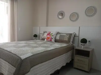 Uma cama ou camas num quarto em Mariscal 02 dormitórios, 80m do mar, com piscina