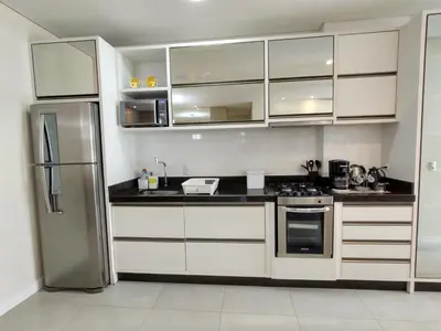 A cozinha ou kitchenette de Mariscal, 03 dormitórios, 80m do mar, com piscina
