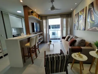 Uma televisão e/ou sistema de entretenimento em Mariscal, 03 dormitórios, 80m do mar, com piscina