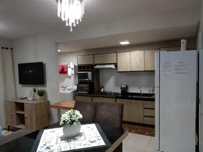 A cozinha ou kitchenette de Apto Vista Atlântico com 2 quartos com Ar Cond Wi-Fi TV SMART e Área de lazer
