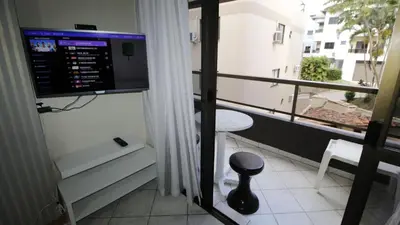 Uma televisão e/ou sistema de entretenimento em 1030 Apartamento com vista para o Mar na Praia de Bombinhas