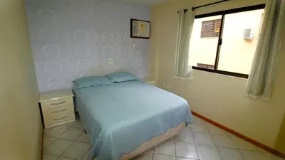 Uma cama ou camas num quarto em 1030 Apartamento com vista para o Mar na Praia de Bombinhas
