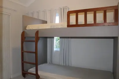 Uma cama ou camas num quarto em Praia de Quatro Ilhas a 50 metros do mar