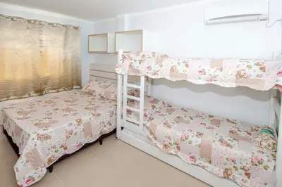 Uma cama ou camas num quarto em CAMILA