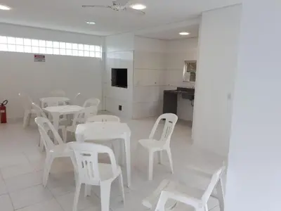 Uma televisão e/ou sistema de entretenimento em CAMILA