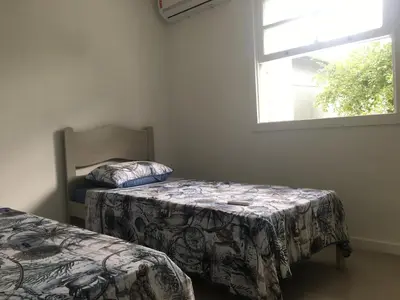 Uma cama ou camas num quarto em Linda casa frente mar- praia de Porto Belo