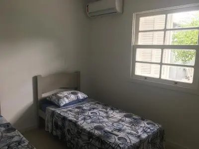Uma cama ou camas num quarto em Linda casa frente mar- praia de Porto Belo