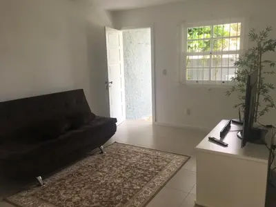 Uma área de estar em Linda casa frente mar- praia de Porto Belo