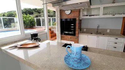 A cozinha ou kitchenette de Flat Vista para o Mar e Piscina em Bombinhas 1082