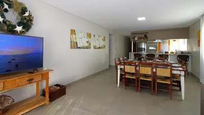 Uma televisão e/ou sistema de entretenimento em 1083 - Apartamento com vista para o mar em Bombinhas