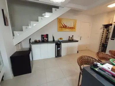 A cozinha ou kitchenette de Duplex lindo sofisticado