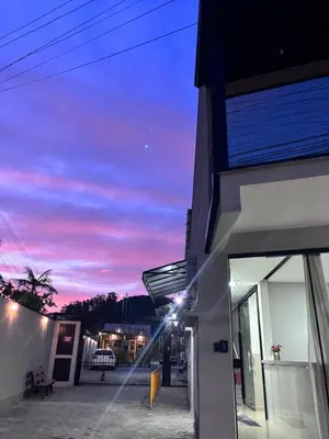 O edifício onde a casa de hóspedes está situado