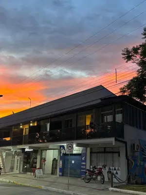 O nascer ou o pôr do sol visto a partir da casa de hóspedes